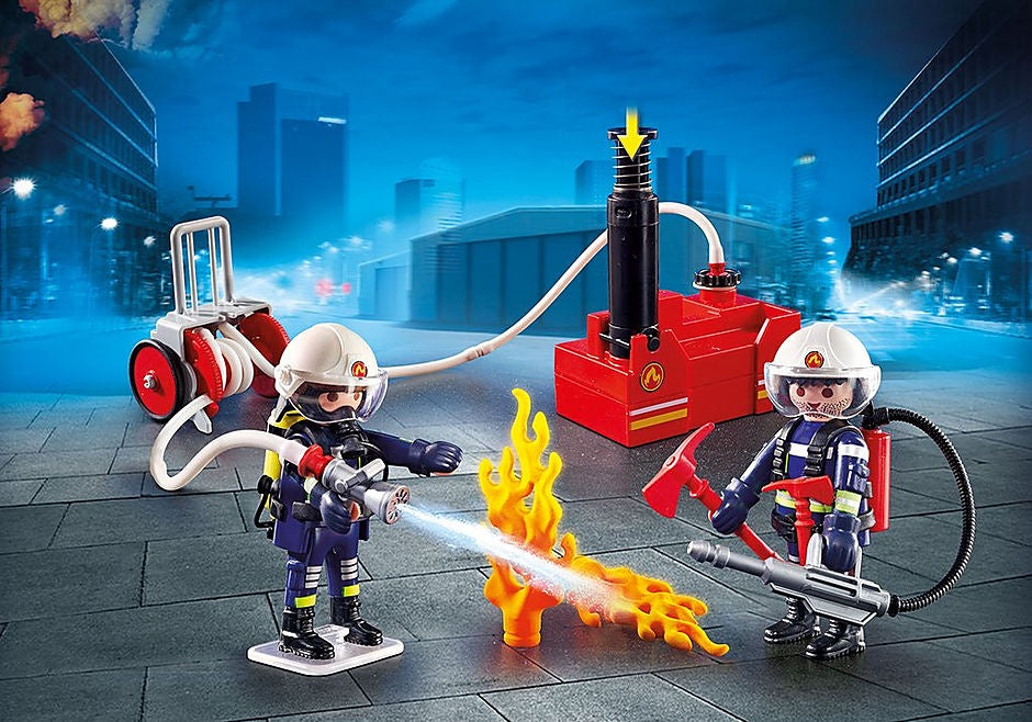 Firefighters with Water Pump (9468)