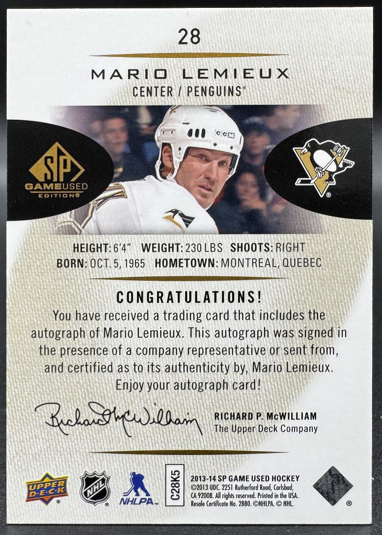 Autographe de Mario Lemieux (n° 28) des Penguins de Pittsburgh, porté lors d'un match de la saison 2013-2014.