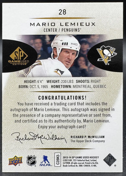 Autographe de Mario Lemieux (n° 28) des Penguins de Pittsburgh, porté lors d'un match de la saison 2013-2014.
