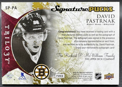 Rondelles UD Trilogy Signature 2015-16, logos principaux, autographe de David Pastrnak