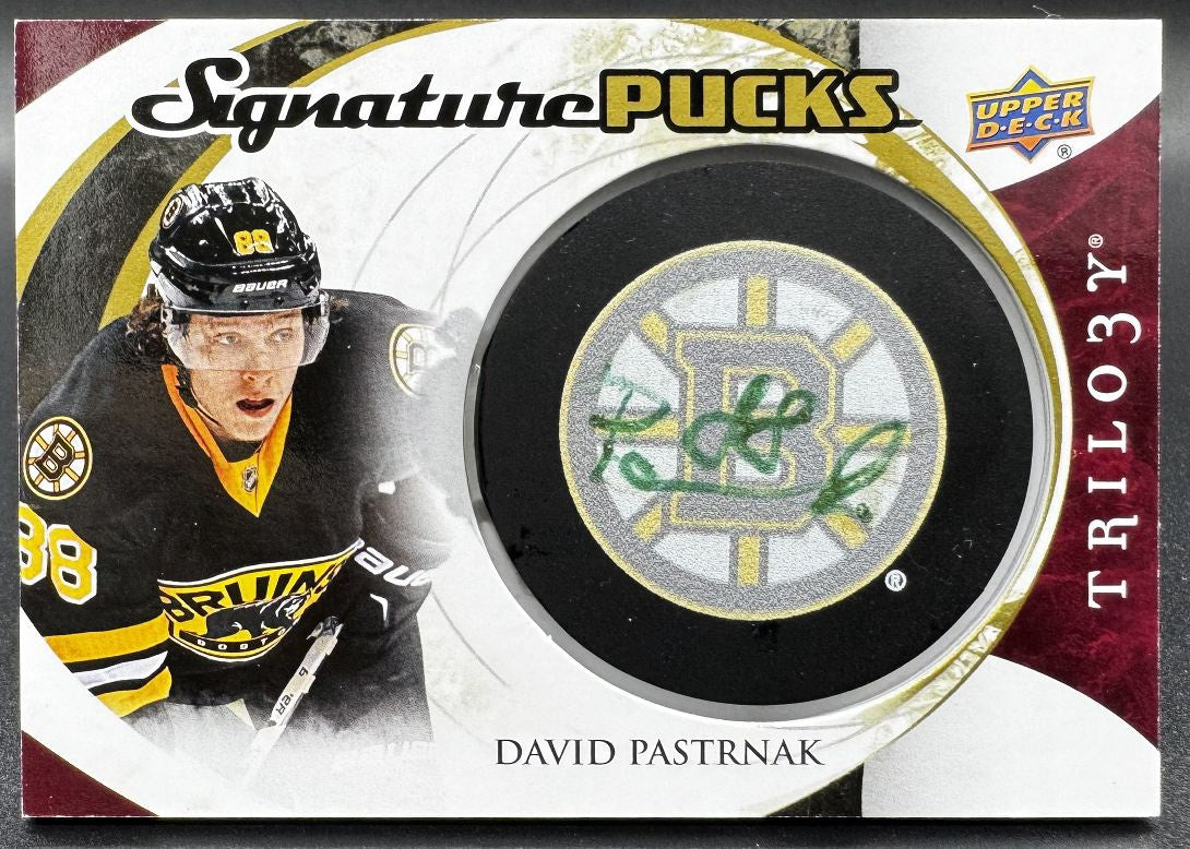 Rondelles UD Trilogy Signature 2015-16, logos principaux, autographe de David Pastrnak