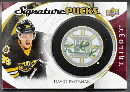 Rondelles UD Trilogy Signature 2015-16, logos principaux, autographe de David Pastrnak
